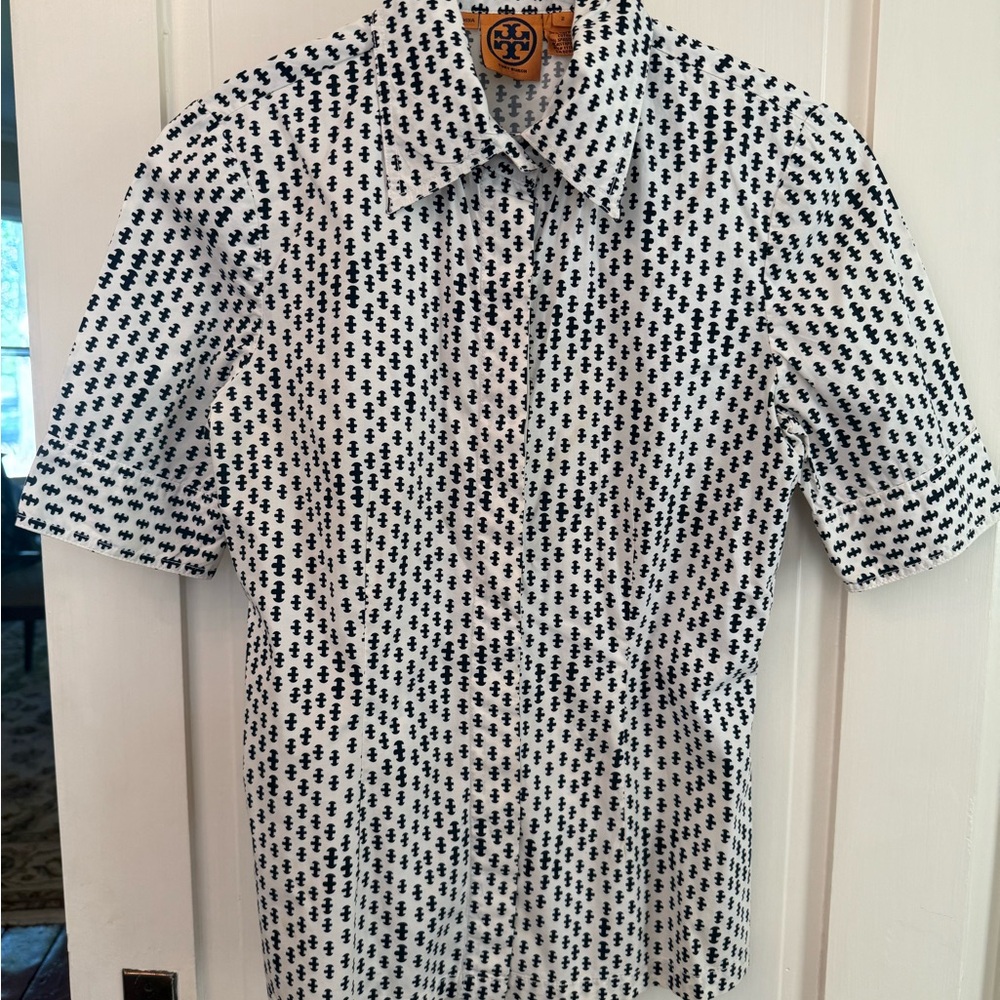 Chic Trina Turk Black and White Patterned Blouse with Classic Logo size 2